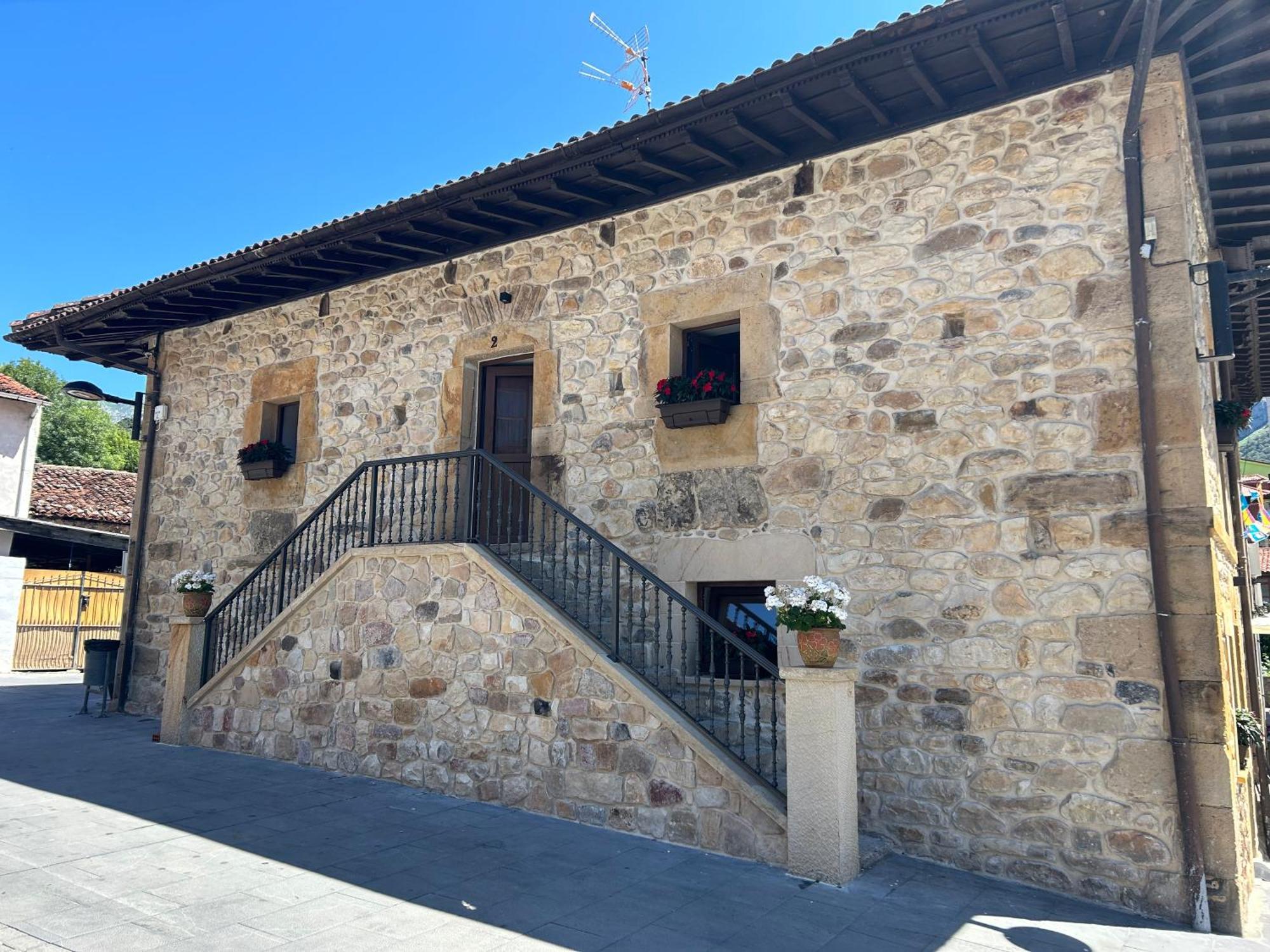 Apartamentos San Roque Arenas De Cabrales Eksteriør bilde
