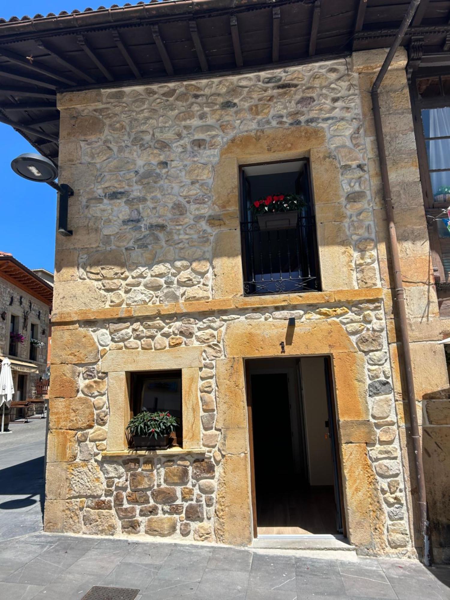 Apartamentos San Roque Arenas De Cabrales Eksteriør bilde